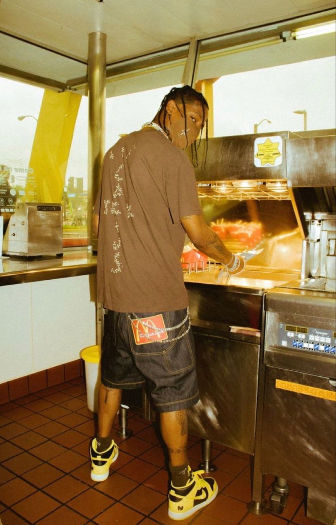 Travis Scott in Nike Sneakern und Cactus Jack x McDonald's Kleidung